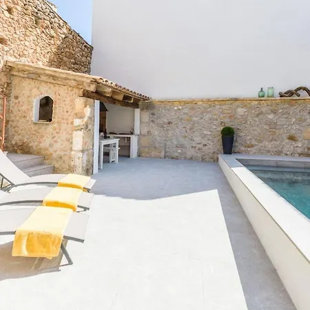 Penzion Beautiful Townhouse Located In The Heart Of The Old Town Of With Private Pool And Ac Pollença