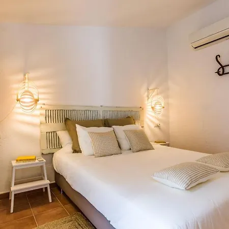 Penzion Beautiful Townhouse Located In The Heart Of The Old Town Of With Private Pool And Ac Pollença